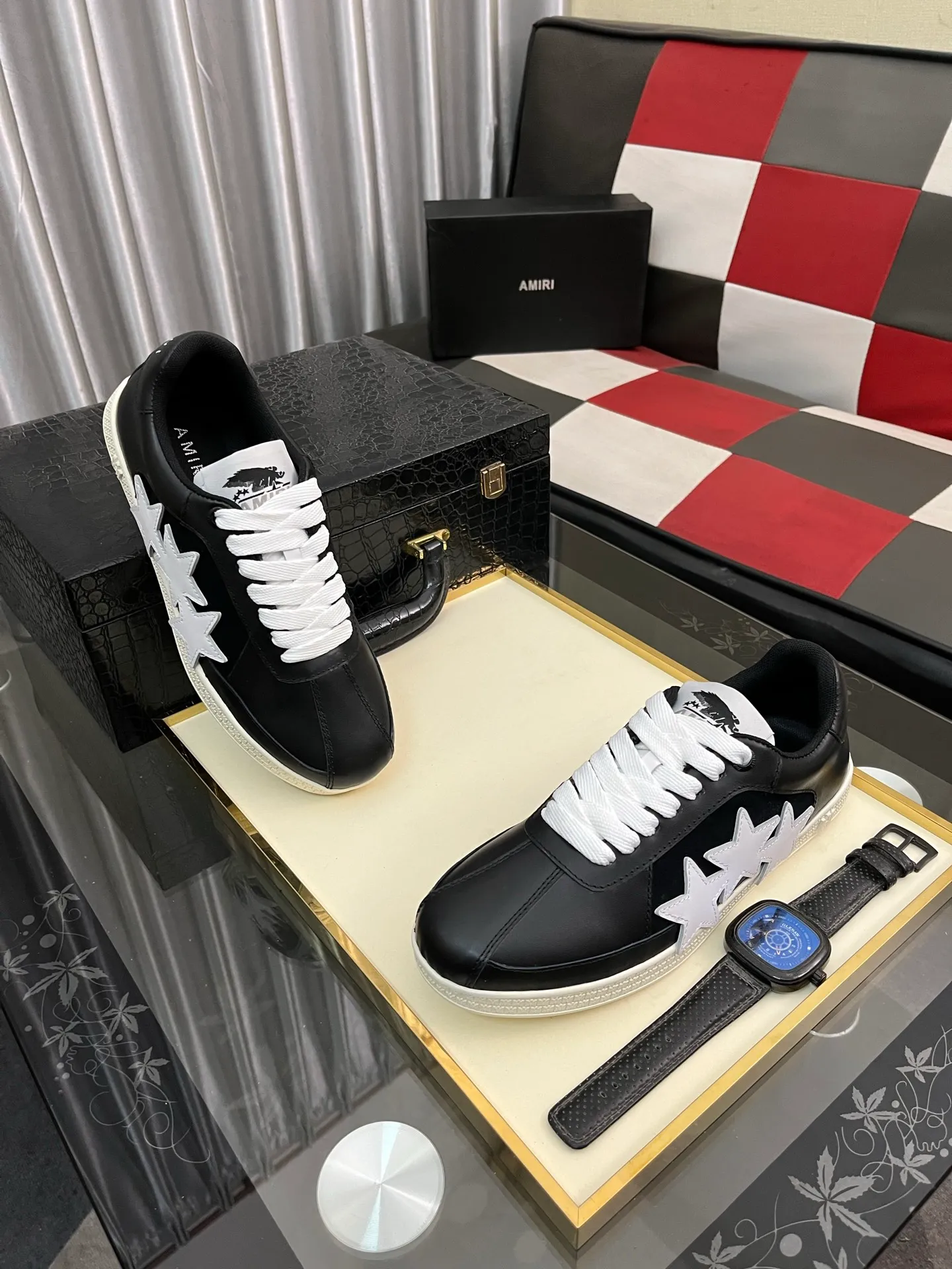 Men's shoes 💰420⌚️⌚️《AMIR*》New men's low-top casual sports sneakers bone shoes, another pair of irresistible bone shoes. Bone shoes are one of AMIRI's most popular items. They use first-layer cowhide uppers. The side bones are made of two cowhide laminations. They have a three-dimensional feel. The leather incisions are all oil-edged. Contrasting color design. Simple style. Fashionable sports. Customized metal LOGO nameplate to embellish shoelaces. Exclusive control of top version. Supports comparison. Breathable mesh lining Original rubber outsole A must-have item for daily leisure Suitable for various occasions Check it out if you pursue high quality Super cool uppers Size: 38-446️⃣ Colors available
